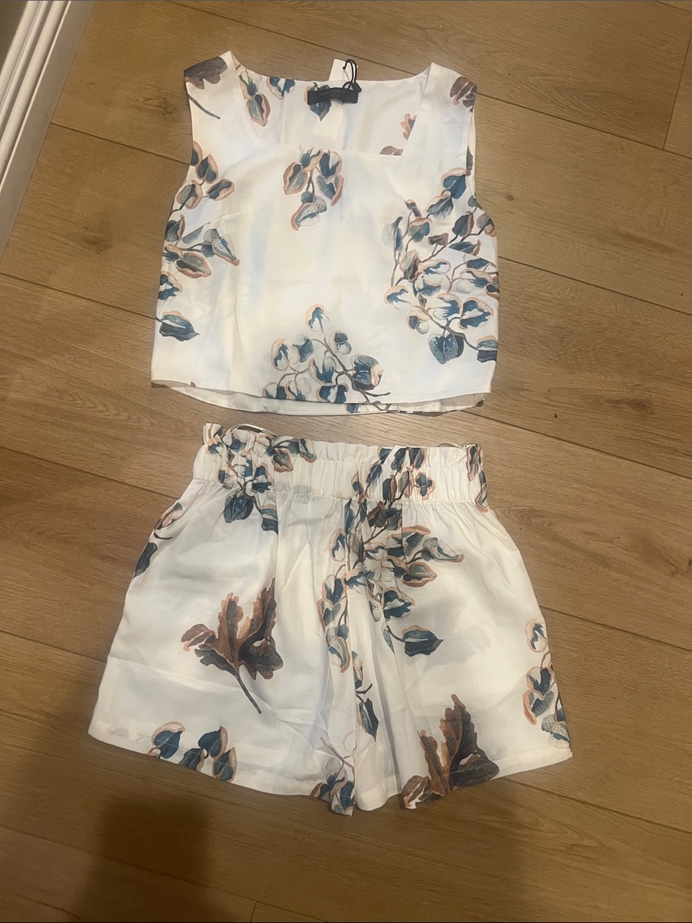 Commense White Floral High-Waist Shorts Set with Blue and Brown Accents